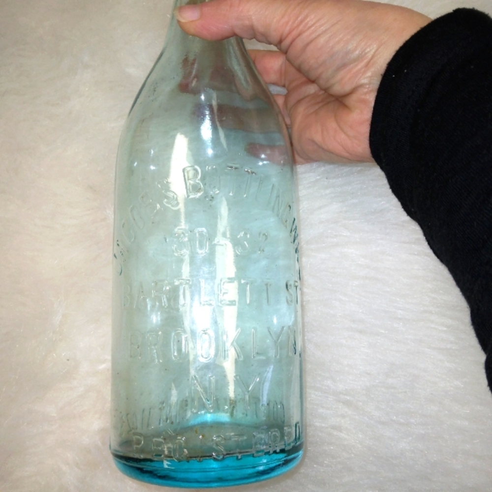 VINTAGE Jacobs Bottling Wrks  30-33 Bartlett St Brooklyn, NY 1 pint 11 punces
